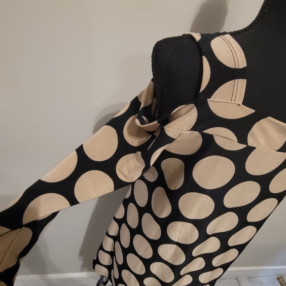 Peek a Boo Shoulder Top - Picture 2 of 4